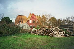 Altes Pastorat Amrum, November 2006, Holzreste und Nachbarhaus