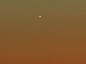 Originalaufnahme. Venus mit Merkur, 26.6.2005, Hamerstorf, Coolpix 995. Foto: Jost Jahn.