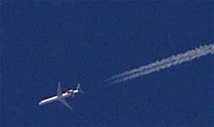 Verkehrsflugzeug am 7. Mai 2003, Olympus E-100 RS, 10x optisch + 3x digital, eff. 1031 mm Brennweite (KB),
1/400s , F/3.5, Belichtungsreihe dunkelstes Bild, nur beschnitten, sonst unbearbeitet, Foto: Jost Jahn