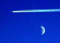 Flugzeug mit Mond am 16. Januar 2005, Hamerstorf, Nikon Coolpix 995, f=166 mm (Eff.), t=1/207s, f/5.8, ISO 100, stark Kontrast erhöht, Foto: Jost Jahn