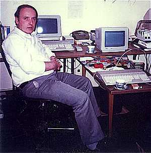Peter Bluhm zu Hause an den Rechnern der ABBS (5. Juni 1987). Nachbearbeiteter Auszug von einem Scan eines Polaroid-Fotos. Unbekannter Fotograf.