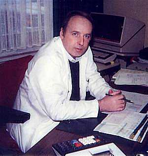 Peter Bluhm am Arbeitsplatz in der Molda (Dezember 1986). Nachbearbeiteter Auszug von einem Scan eines Polaroid-Fotos. Unbekannter Fotograf.