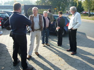 Foto von Bernward Groe: Frank Wierny, Harald Simon, Hans Margot, fremde Person auf dem Parkplatz, Brigitte Simon und Werner Kreye