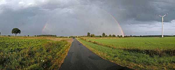 16. August 2004, Regenbogen im Landkreis Uelzen am 16. August 2004, komplett mit WKA, aus einem 360-Grad Panorama, Nikon 5000, Foto: Jost Jahn