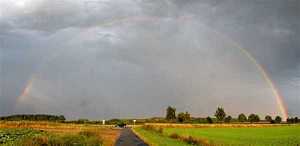 16. August 2004, Regenbogen im Landkreis Uelzen am 16. August 2004, der ganze Regenbogen, aus einem 360-Grad Panorama, Nikon 5000, Foto: Jost Jahn